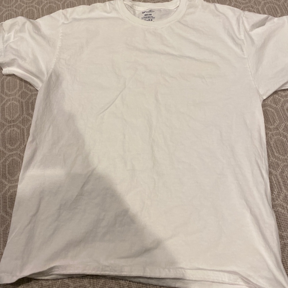 Three undershirts /TSHIRTS PLAIN SIZES: 2 Extra large & 1 Large